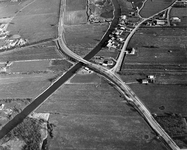 847423 Luchtfoto van de Provincialeweg (onderdeel van de S19, de secundaire provinciale weg De Meern-Oudewater), met de ...